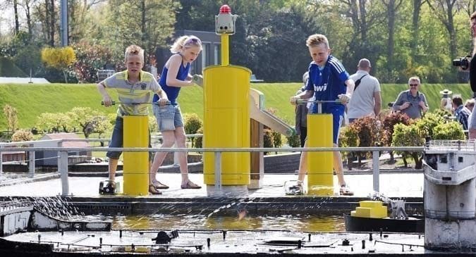 Madurodam - Playing with boats